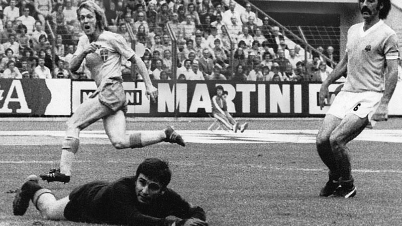Ladislao Mazurkiewicz släpper in ett mål från Roland Sandberg i VM 1974.