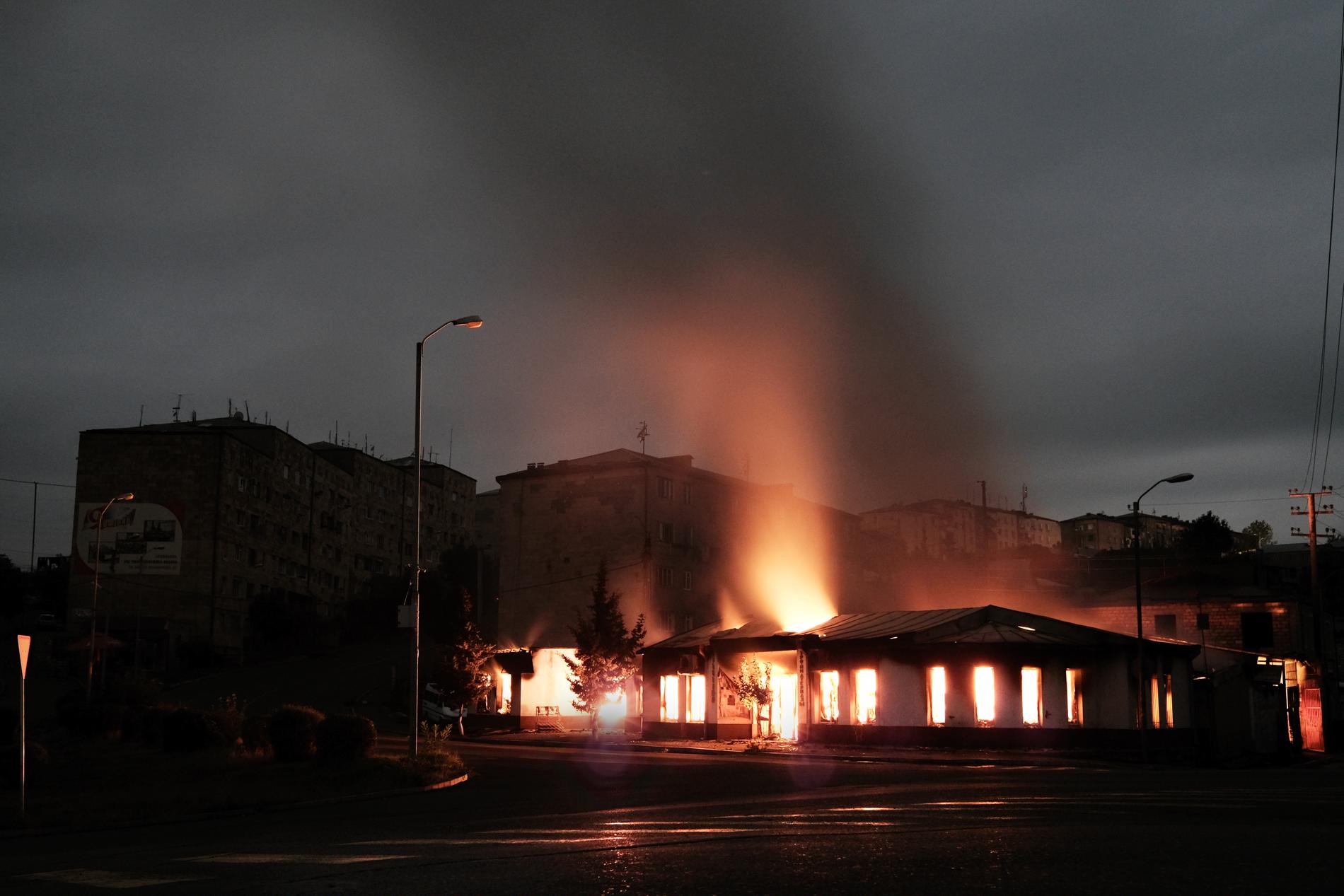 Ett hur brinner i Stepanakert efter att ha bombats av azeriskt artilleri.