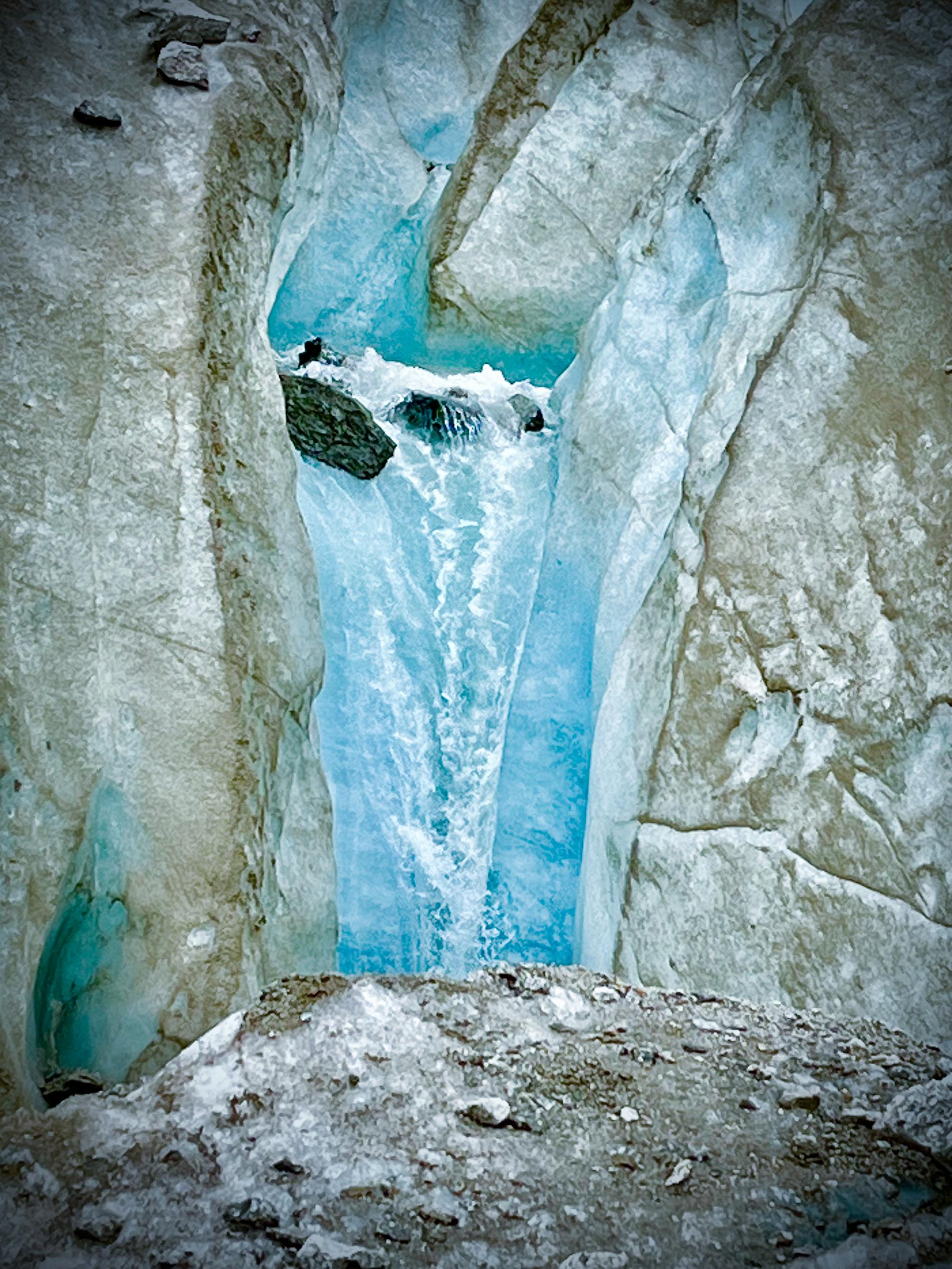 Rinnande vatten betyder slutet för en glaciär om det inte omvandlas till is.