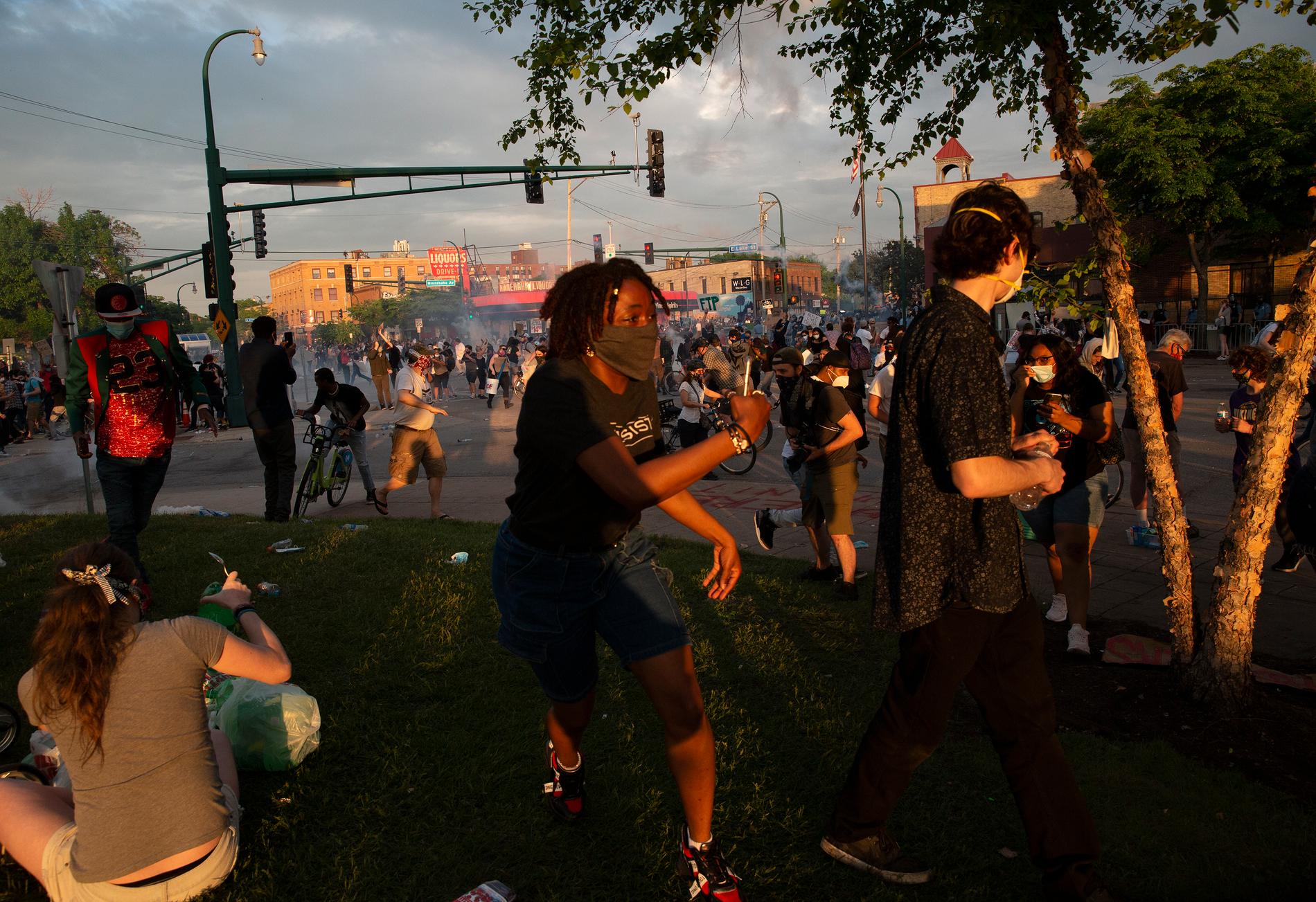 Dramatiska scener utspelade sig under natten till torsdagen på Minneapolis gator i USA. Tusentals protesterade mot att en svart man brutalt dödats under ett polisingripande i staden.