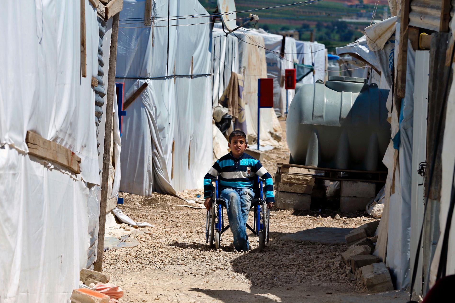En syrisk pojke i rullstol väntar på besked om sin framtid i ett flyktingläger i Bar Elias i Libanon.