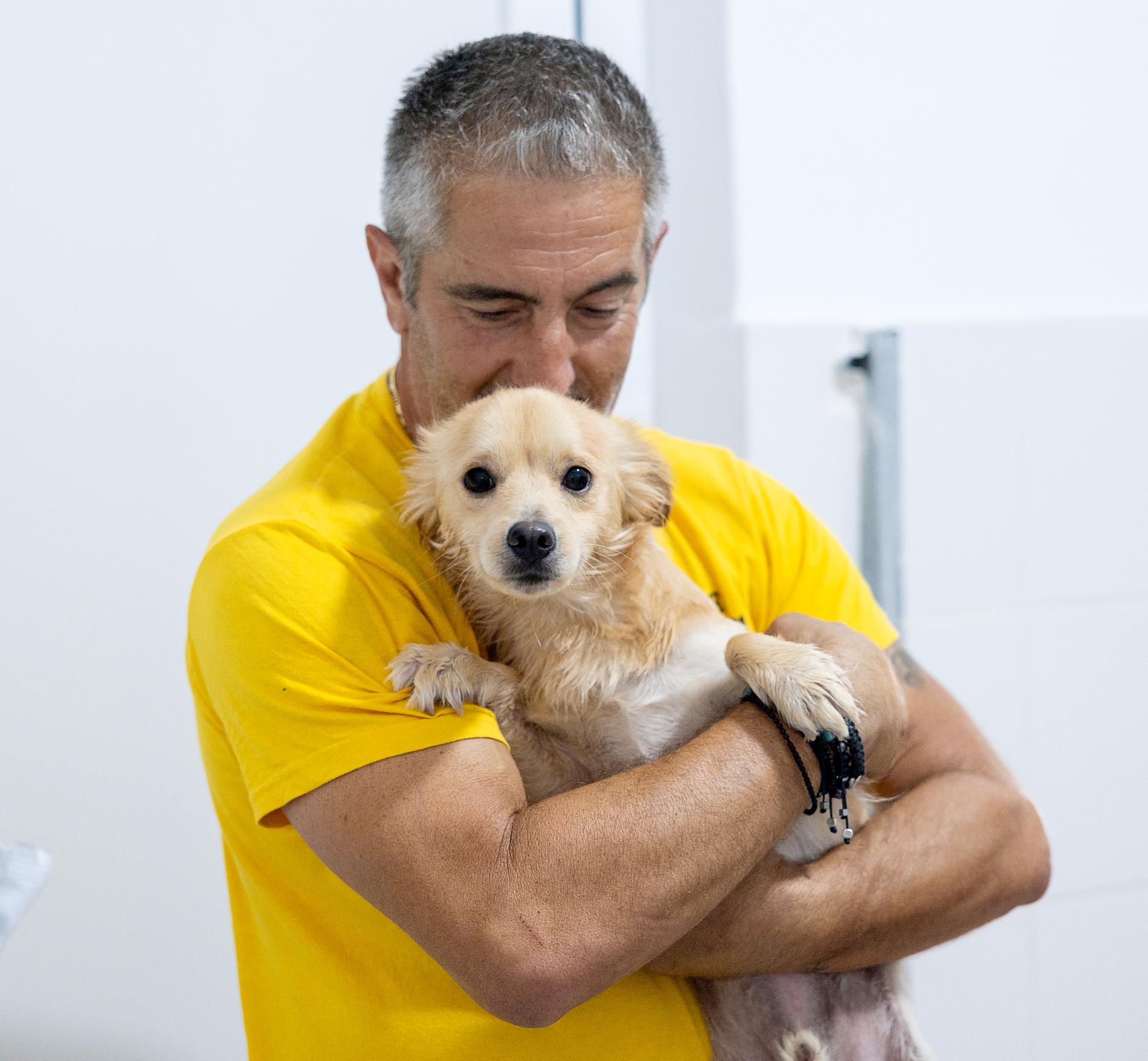 George Kritikos, som driver räddningscentret, och hunden Rex.