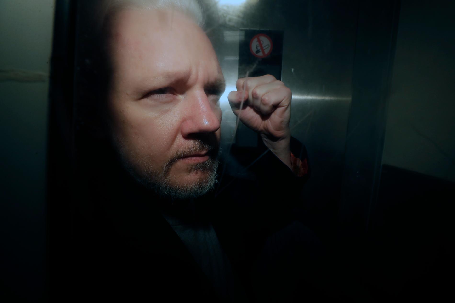 Julian Assange förs ut ur en rättssal i London i början av maj. Arkivbild