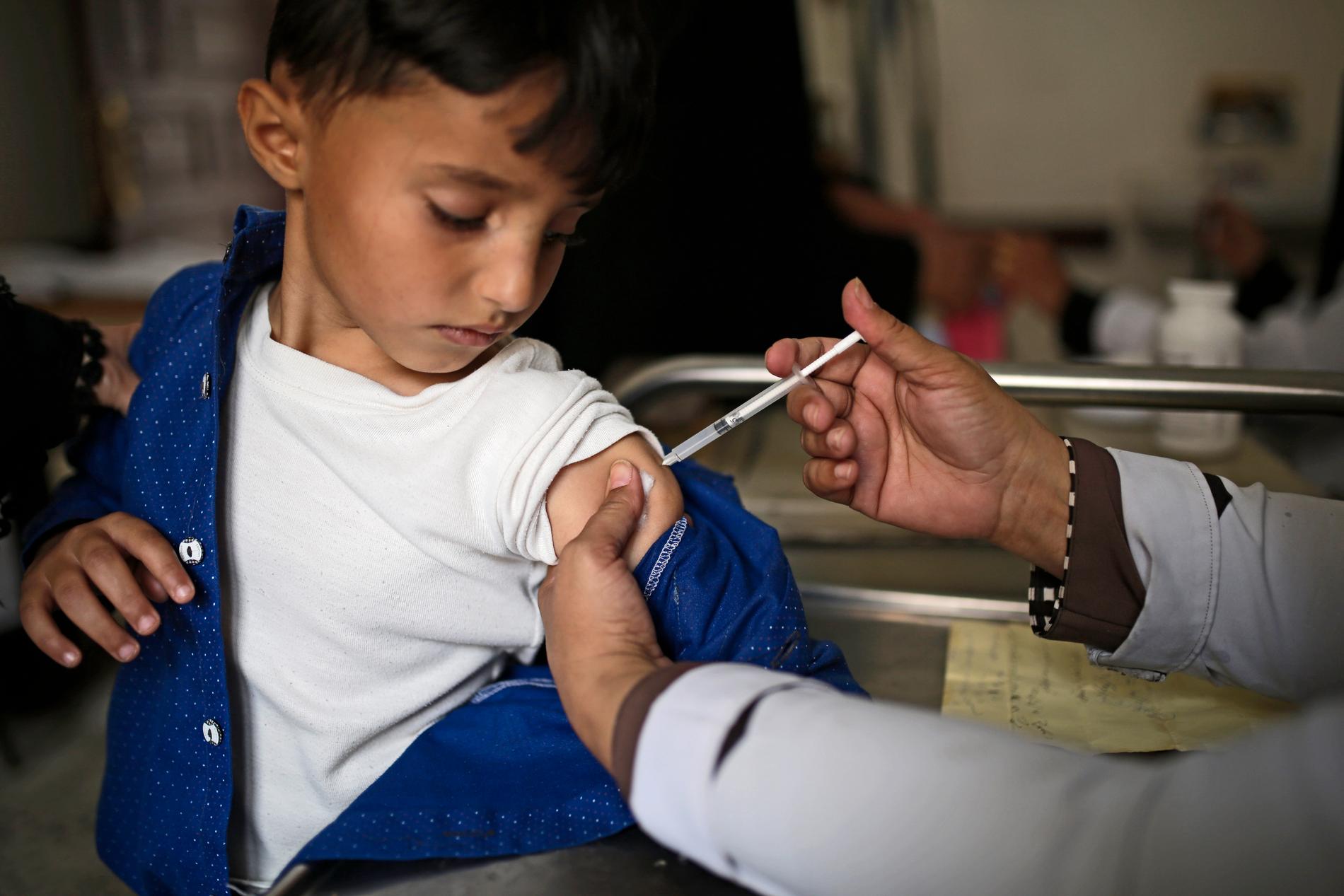 En pojke får difterivaccin i Jemen i en bild från september förra året.