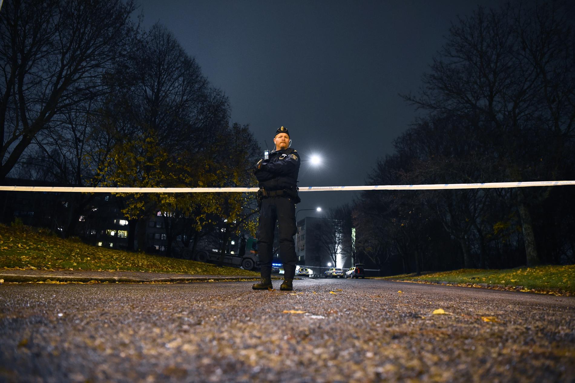 Två personer har skjutits i Hallonbergen nordväst om Stockholm. Enligt polisen avlossades skotten mot en bil.