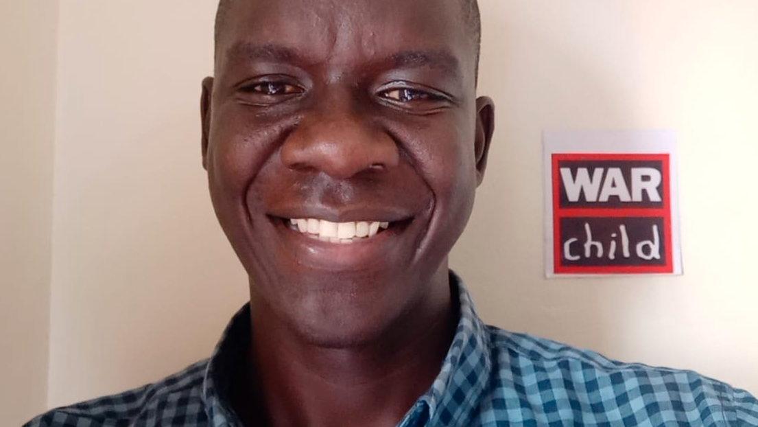 Daniel Ocen jobbar för hjälporganisationen War Child i Uganda. Han tvingades på flykt när Herrens motståndsarmé attackerade hans hemby när han var liten.