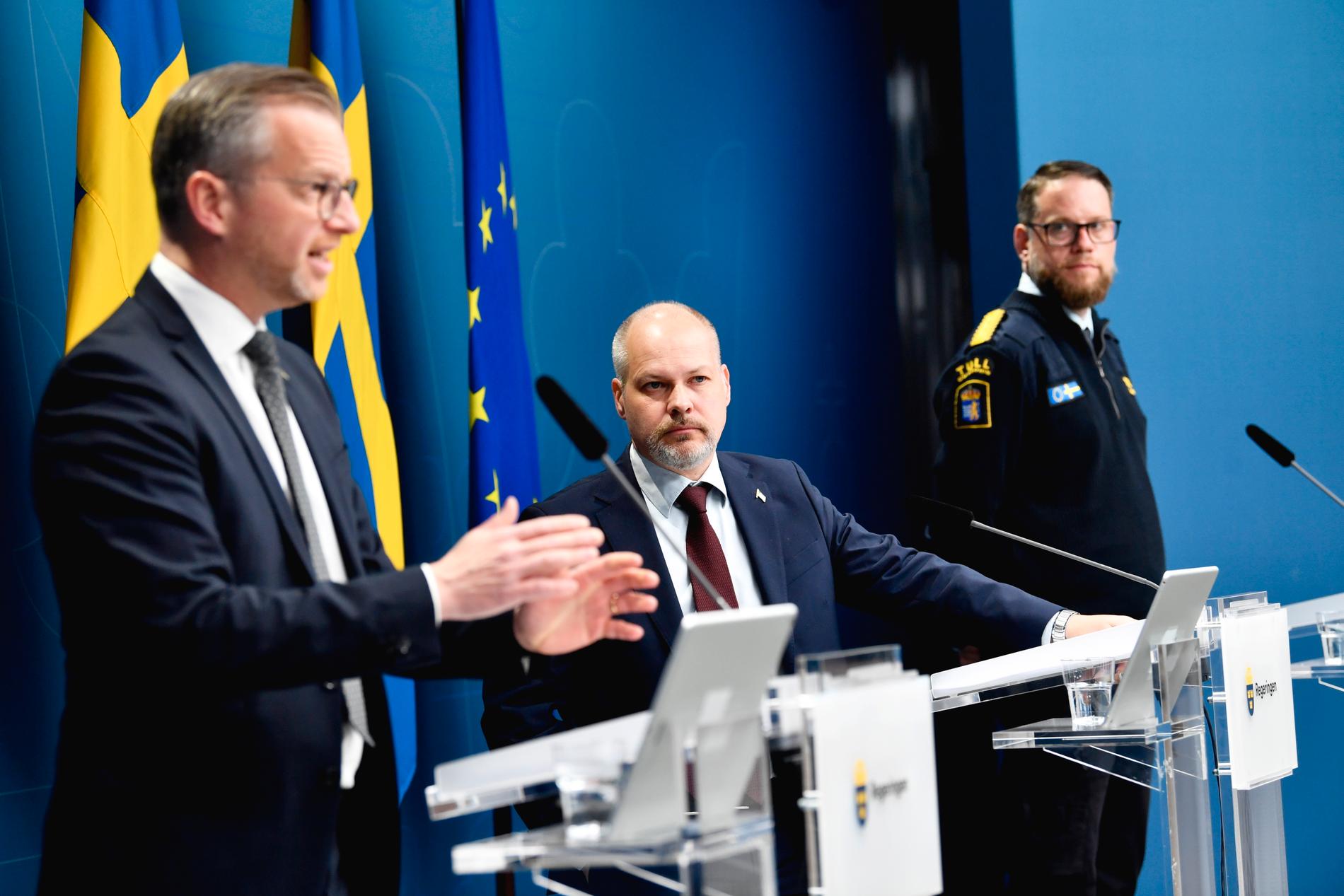 Inrikesminister Mikael Damberg (S), justitieminister Morgan Johansson (S) och Martin Petersson, chef för Tullverkets kontrollavdelning, vid onsdagens pressträff.