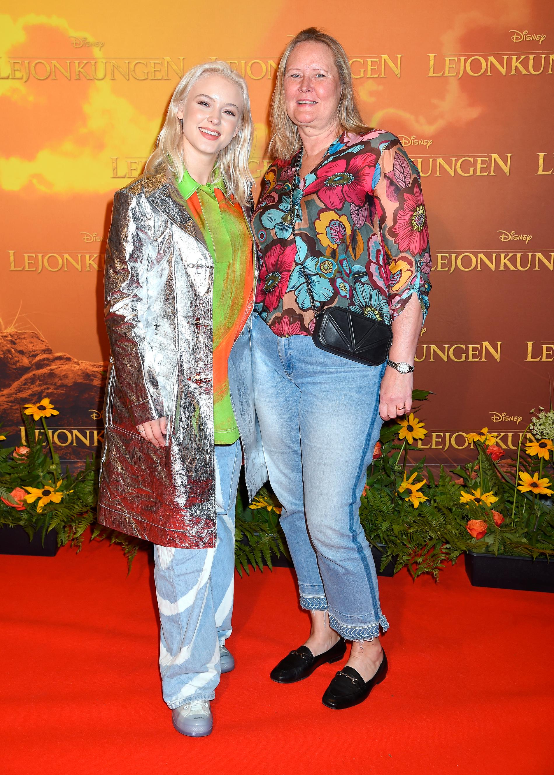 Zara Larsson tog med sig mamma Agnetha Larsson till premiären av ”Lejonkungen”