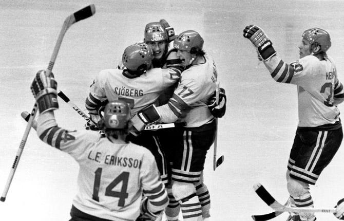 Canada Cup 1976, Salming uppvaktas av Lars-Erik Sjöberg, Lill-Pröjsarn Nilsson, Lars-Erik Eriksson och Anders Hedberg.