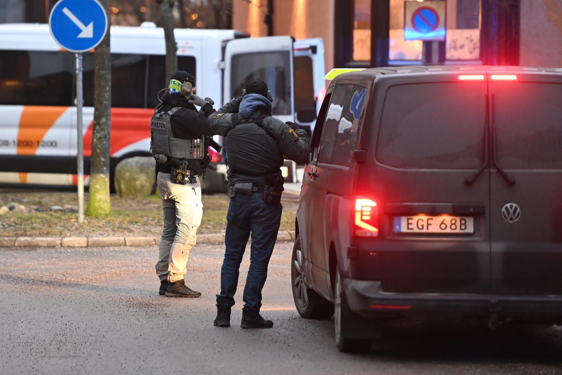 I lördags besköts en man i Dalen, i södra Stockholm.