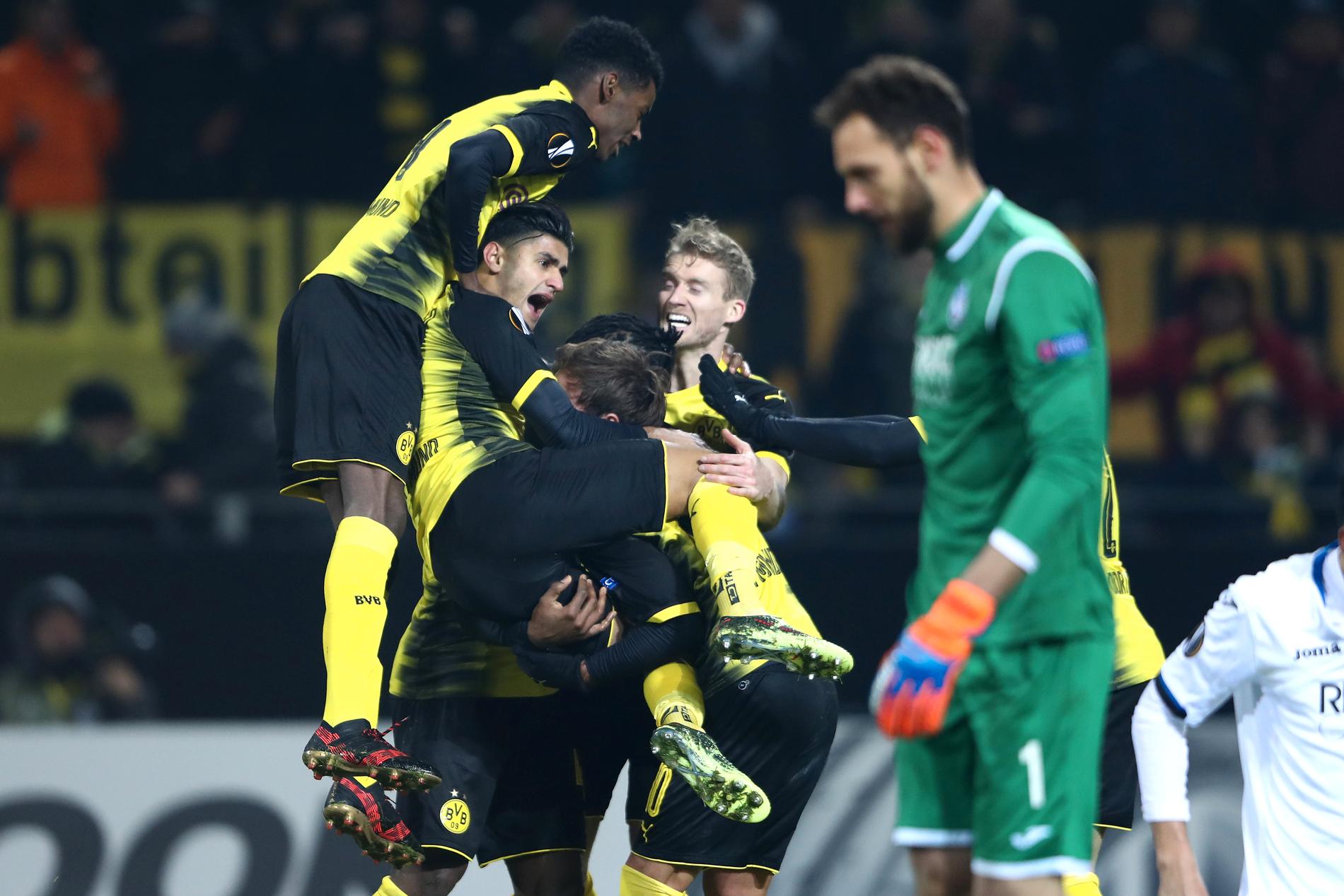 Isak är med och firar vid Dortmunds segermål.