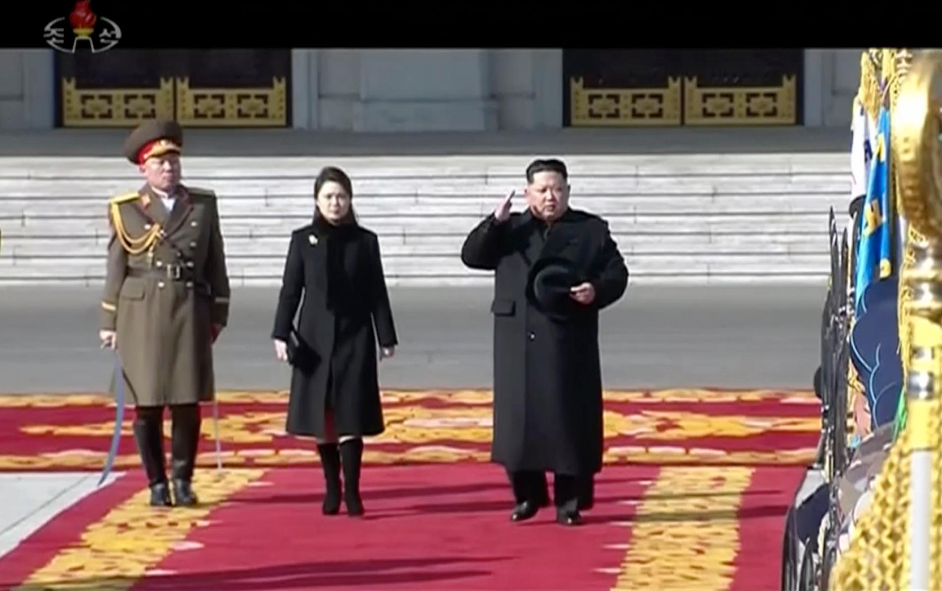 Nordkoreas ledare Kim Jong-Un inspekterar hedersvakter, flankerad av sin fru Ri Sol-Ju. Arkivbild.