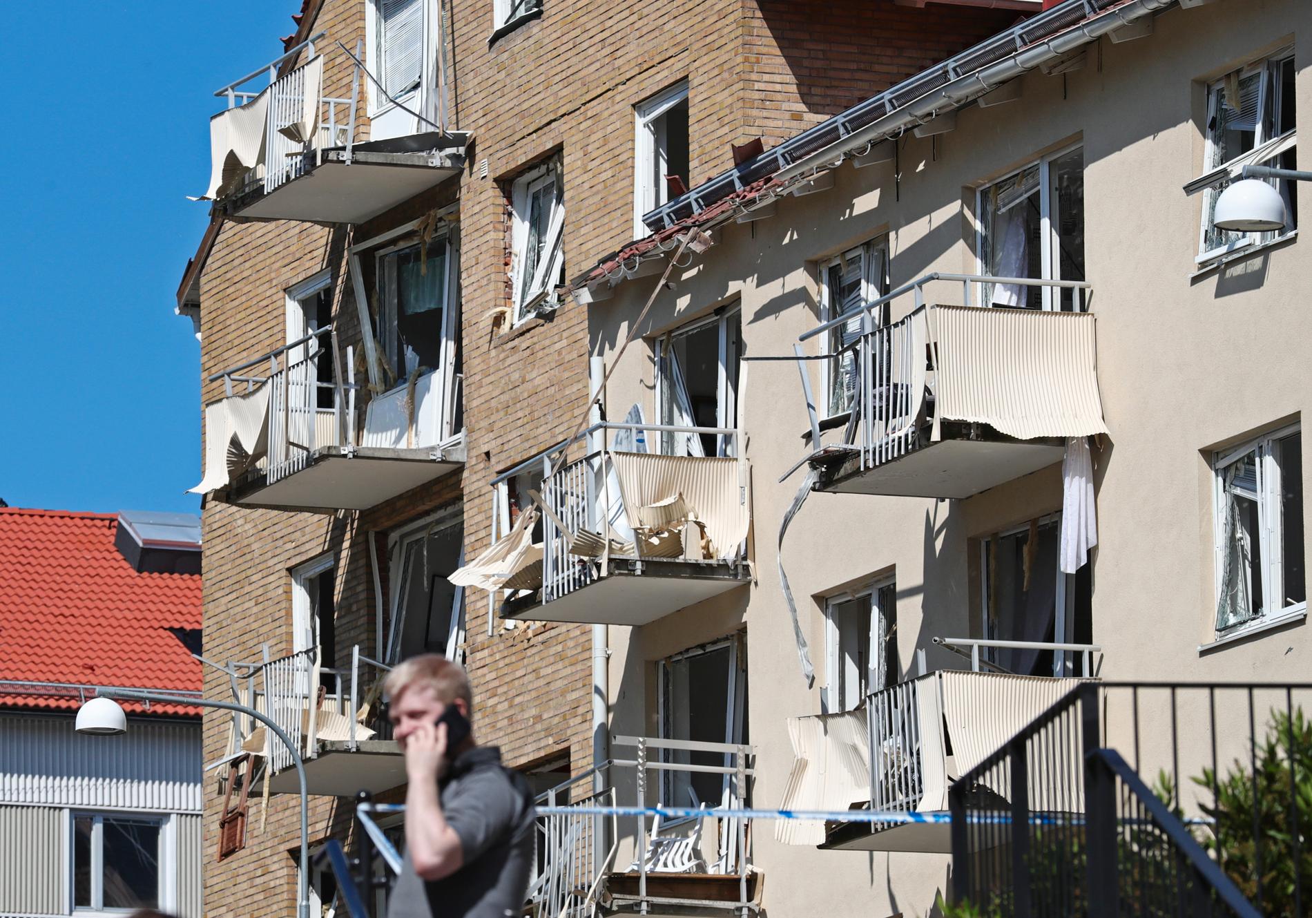 Ett hundratal lägenheter fick skador på fönster och balkonger.