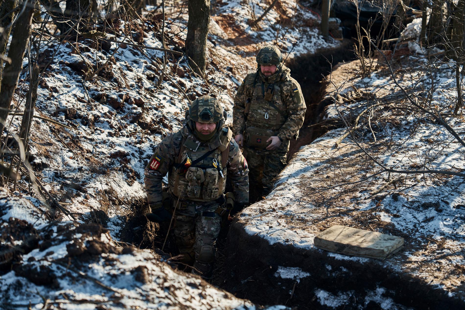 Två okända soldater i en skyttegrav i den hårt ansatta staden Bachmut, i Donetskregionen.