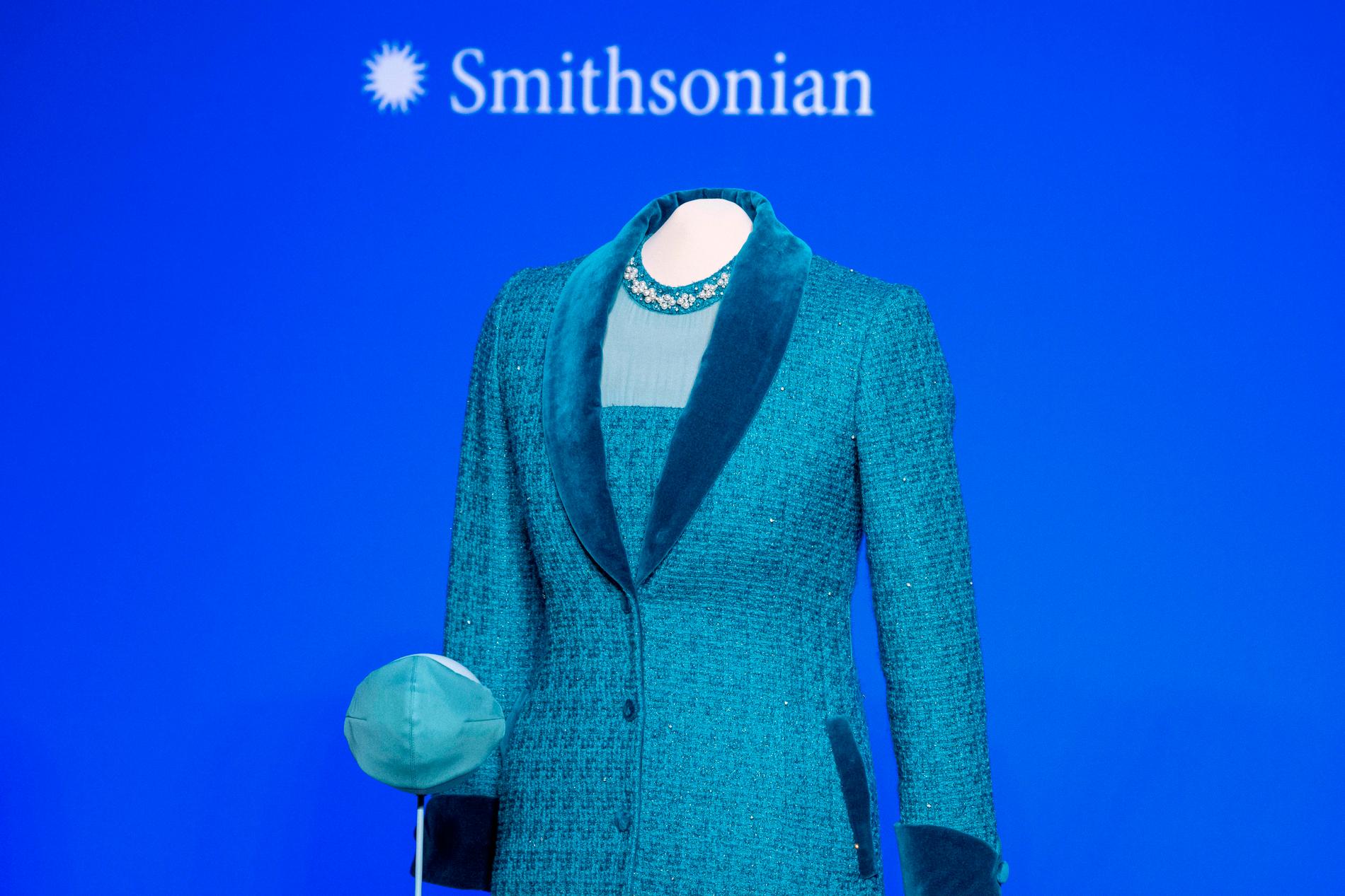 Vid ceremonin på Kapitolium bar Jill Biden en havsblå tweedklänning, matchande överrock med mörkblå sammetskrage och en specialsydd ansiktsmask. Klänningen är designad av Alexandra O'Neill.