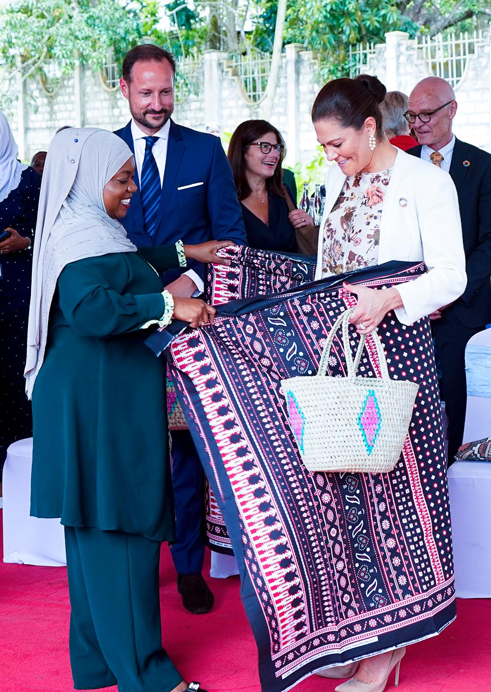 Kronprinsessan Victoria och kronprins Haakon av Norge får välkomstpresenter av guvernör Fatuma Achani i Kwale, Kenya