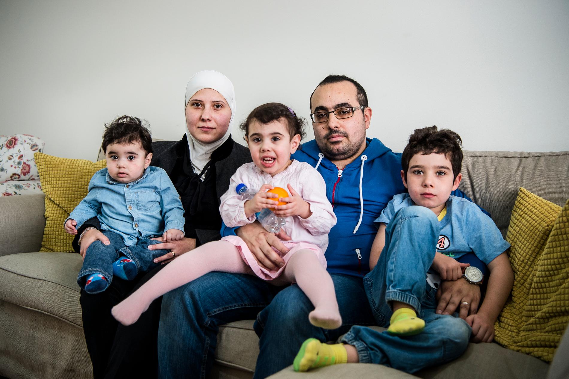 Rana Barghouth, hennes make Mohamad Alamin och deras tre barn har de senaste två åren bott i en lägenhet på Lidingö. 