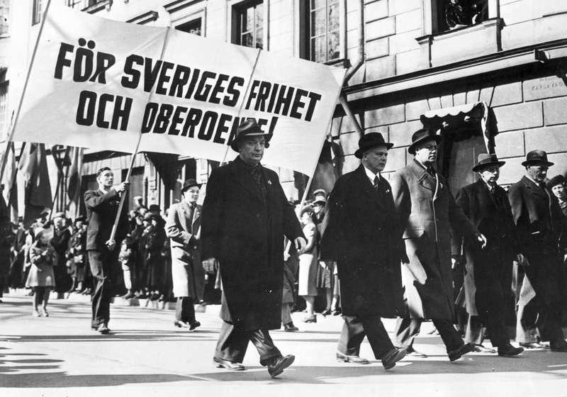 Den folkhemske Varken Wigforss eller Tage Erlander hade någon större respekt för Per Albin som tänkare. Här syns han i ett demonstrationståg 1940 för högre försvarsbudget.