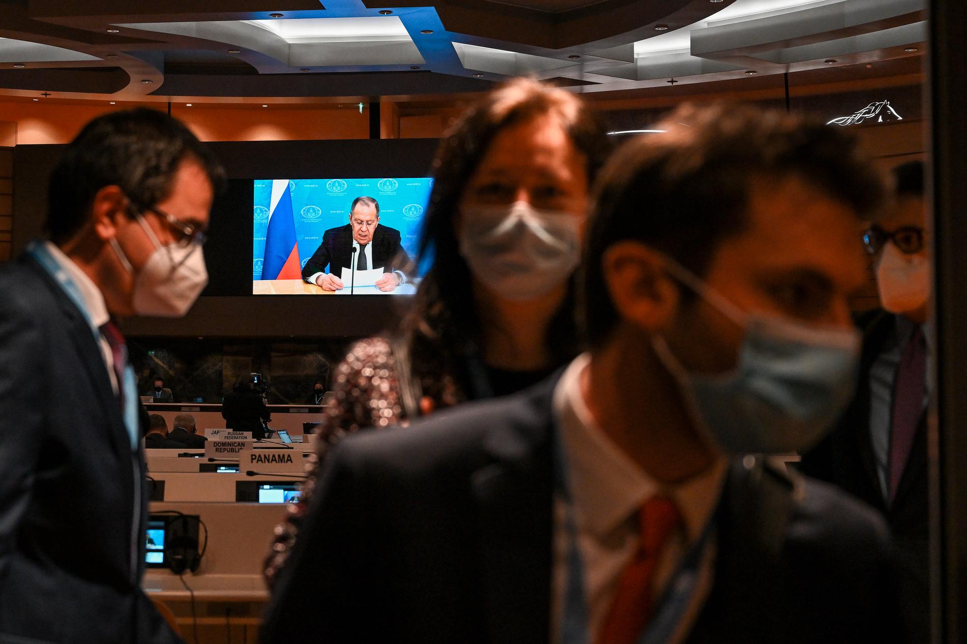 Ambassadörer och diplomater lämnade rummet när det var det var dags för Lavrovs tal.