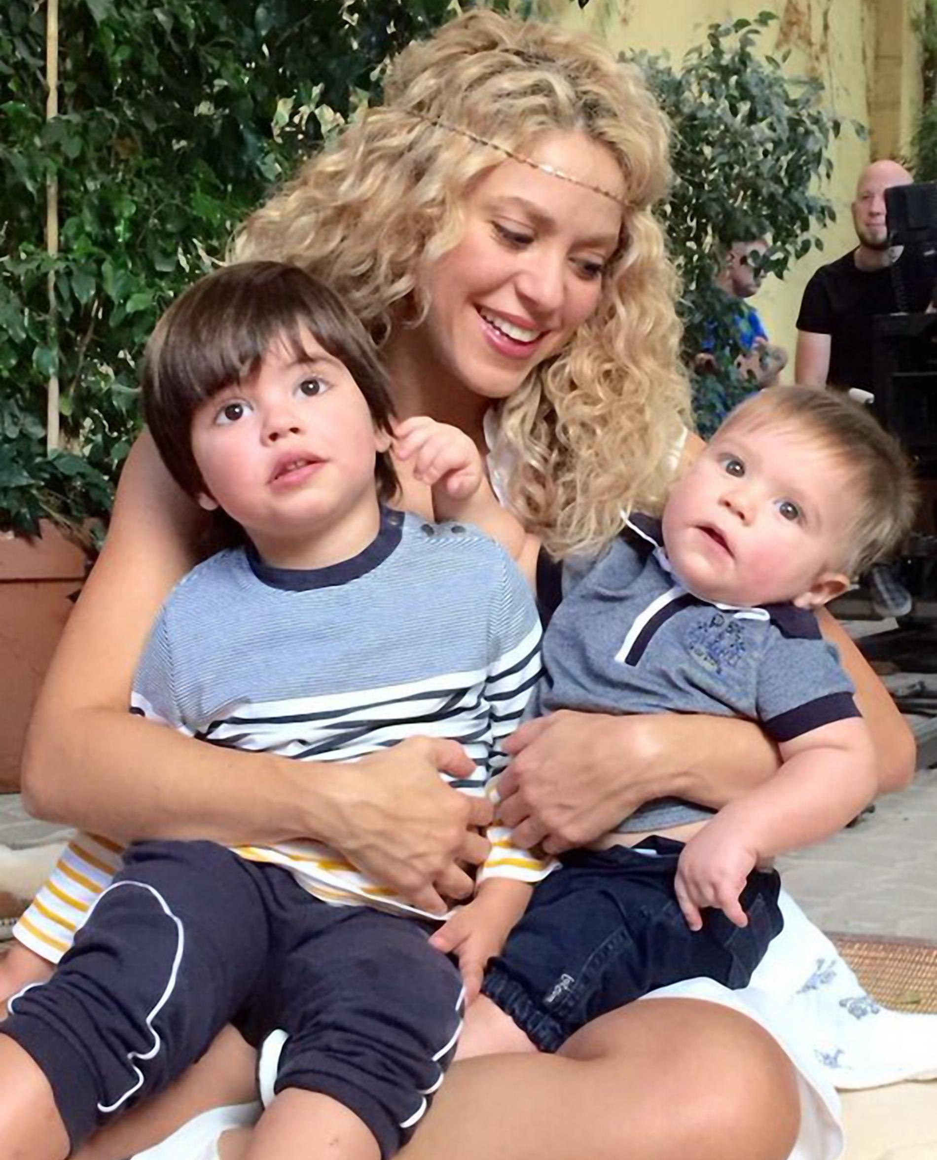 Shakira med sina söner 2015.