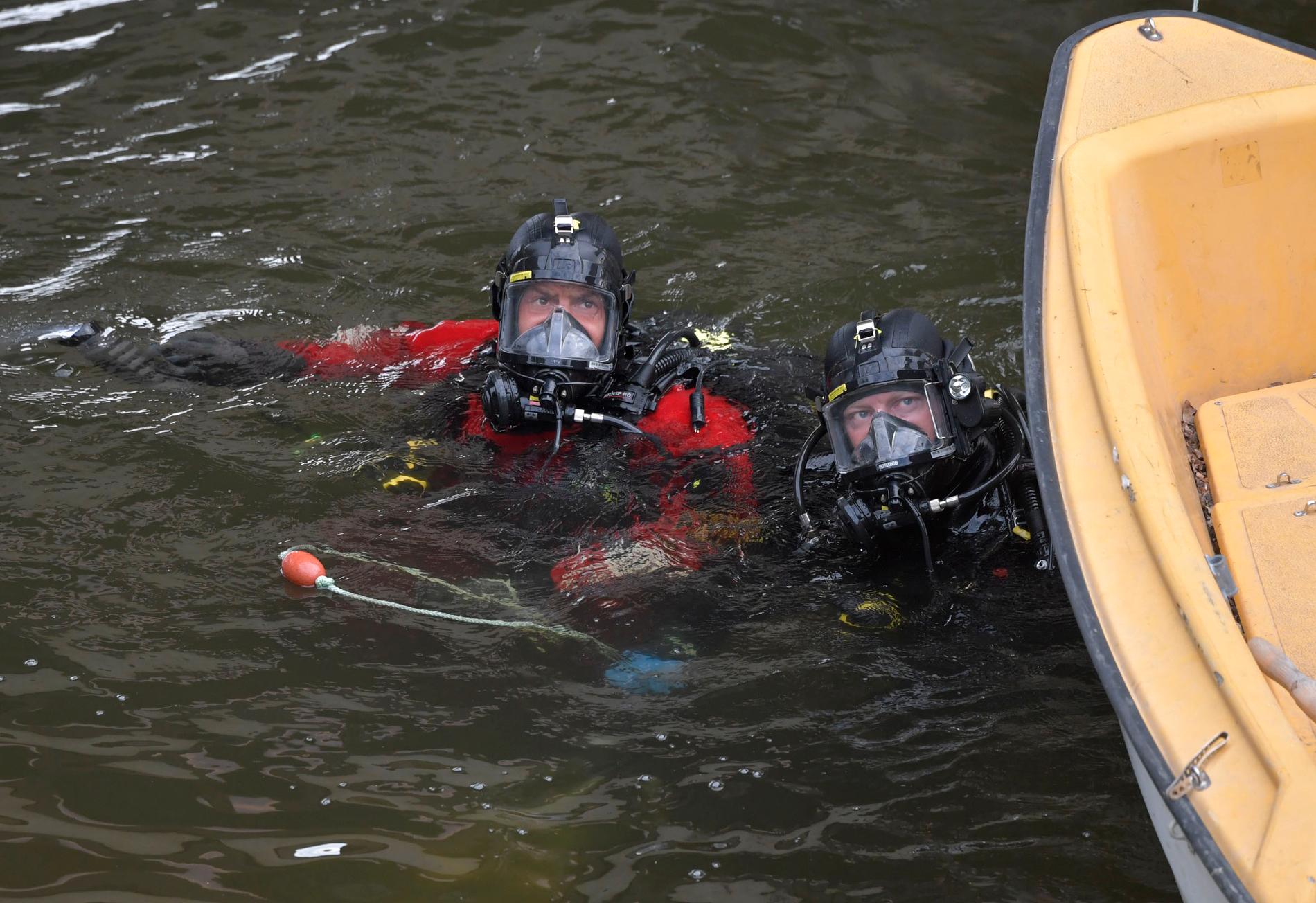 Polisen dykare söker under Lidingöbron efter dödsskjutning på tisdagen.