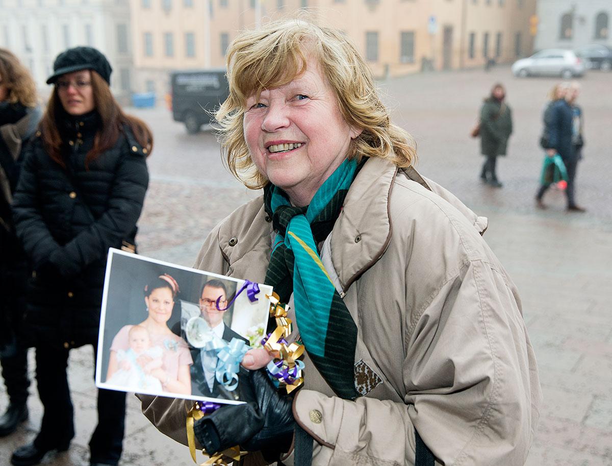 Birgitta Lind, 75, beskriver sig som en riktig rojalist. Hon lämnade över en vykort och en dopsked hon målat själv som gåva till Oscar