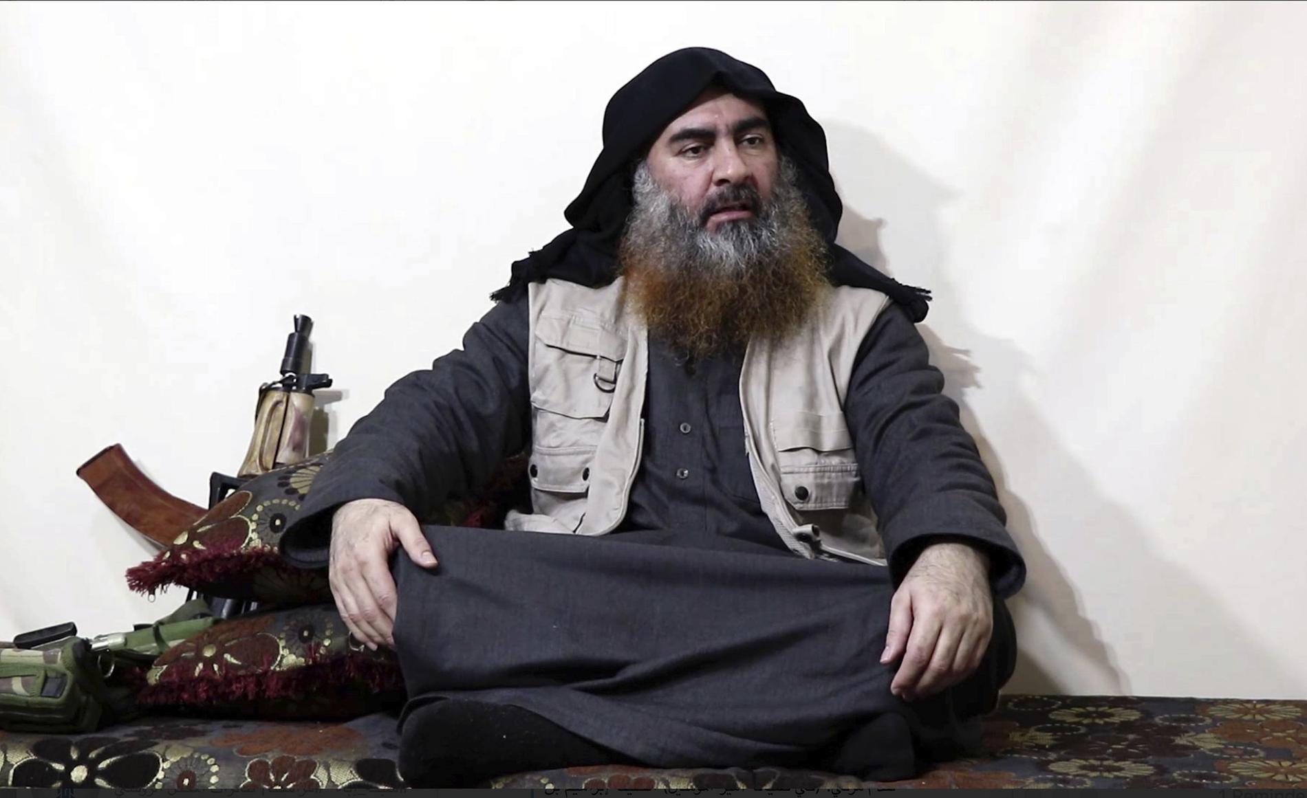IS ledaren Abu Bakr al-Baghdadi uppges ha dödats i en räd av USA. Bilden den sista kända på IS-ledaren.