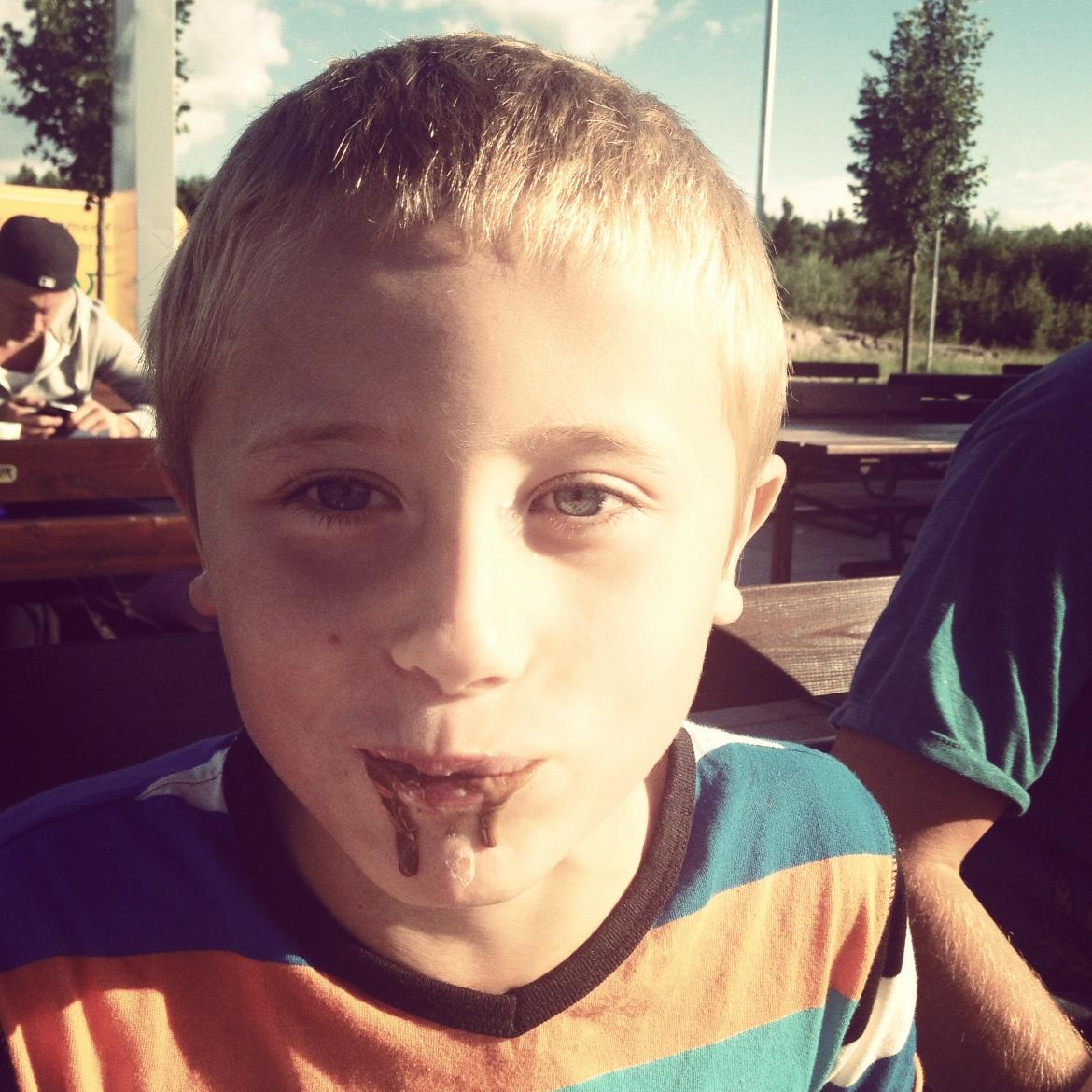 Under bilresan med familjen upptäckte Colin, 8, en restaurang med stor glassbuffé med chokladfontän. Han fick sin vilja igenom.