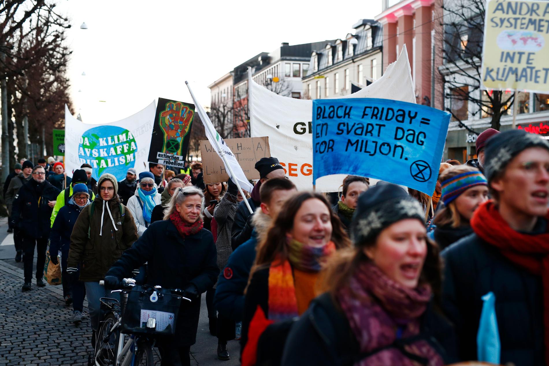 Tusentals personer demonstrerade för att rädda klimatet, och för minskad konsumtion, mitt i handeln på Black Friday i centrala Göteborg. Manifestationer med samma tema hölls på många platser i landet