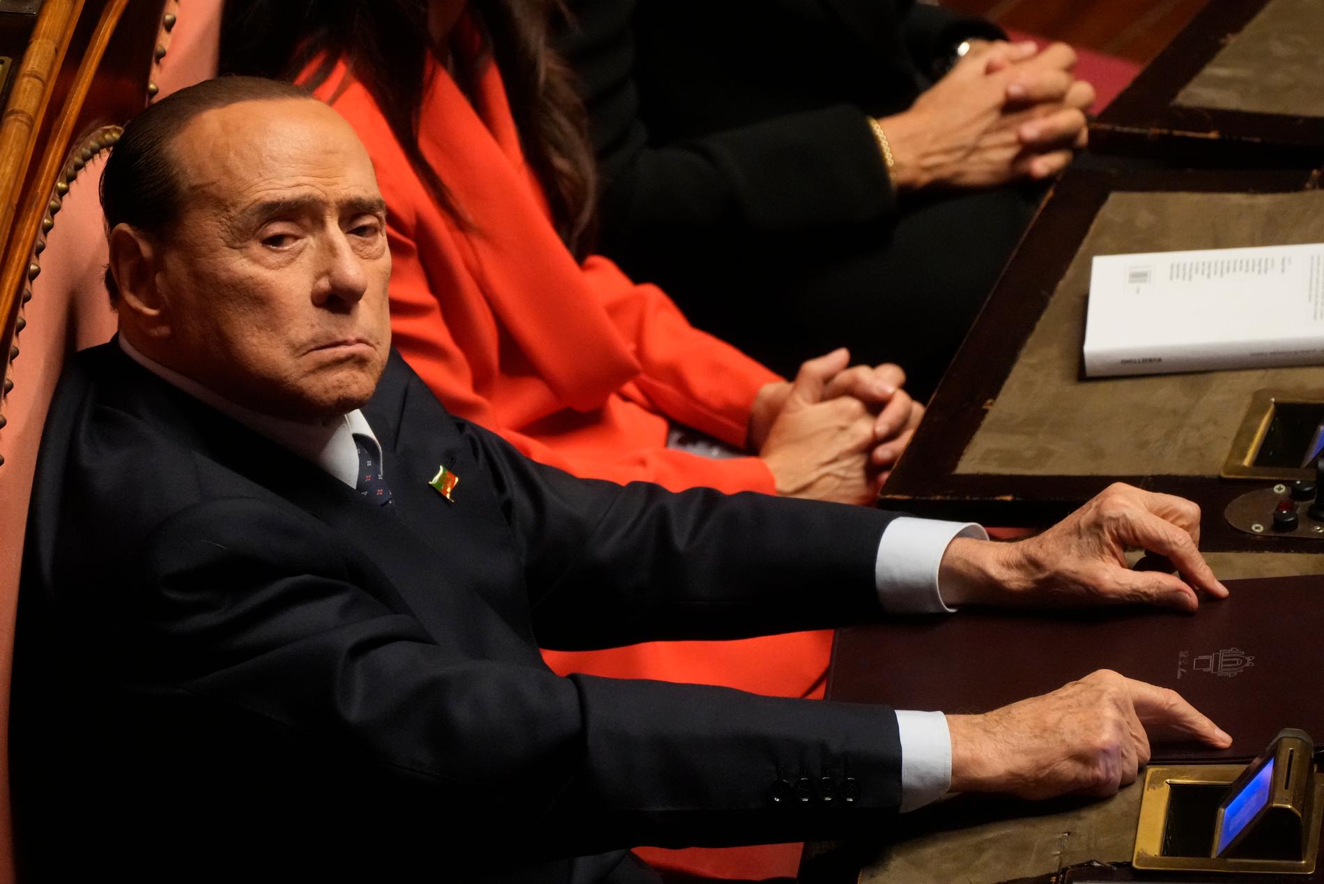 Den italienske mediemogulen och politikern Silvio Berlusconi har avlidit. Han blev 86 år.