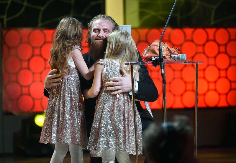 PRISADE PAPPA Kristofer Hivju fick ta emot priset för Bästa manliga biroll i ”Turist” av sina två döttrar.