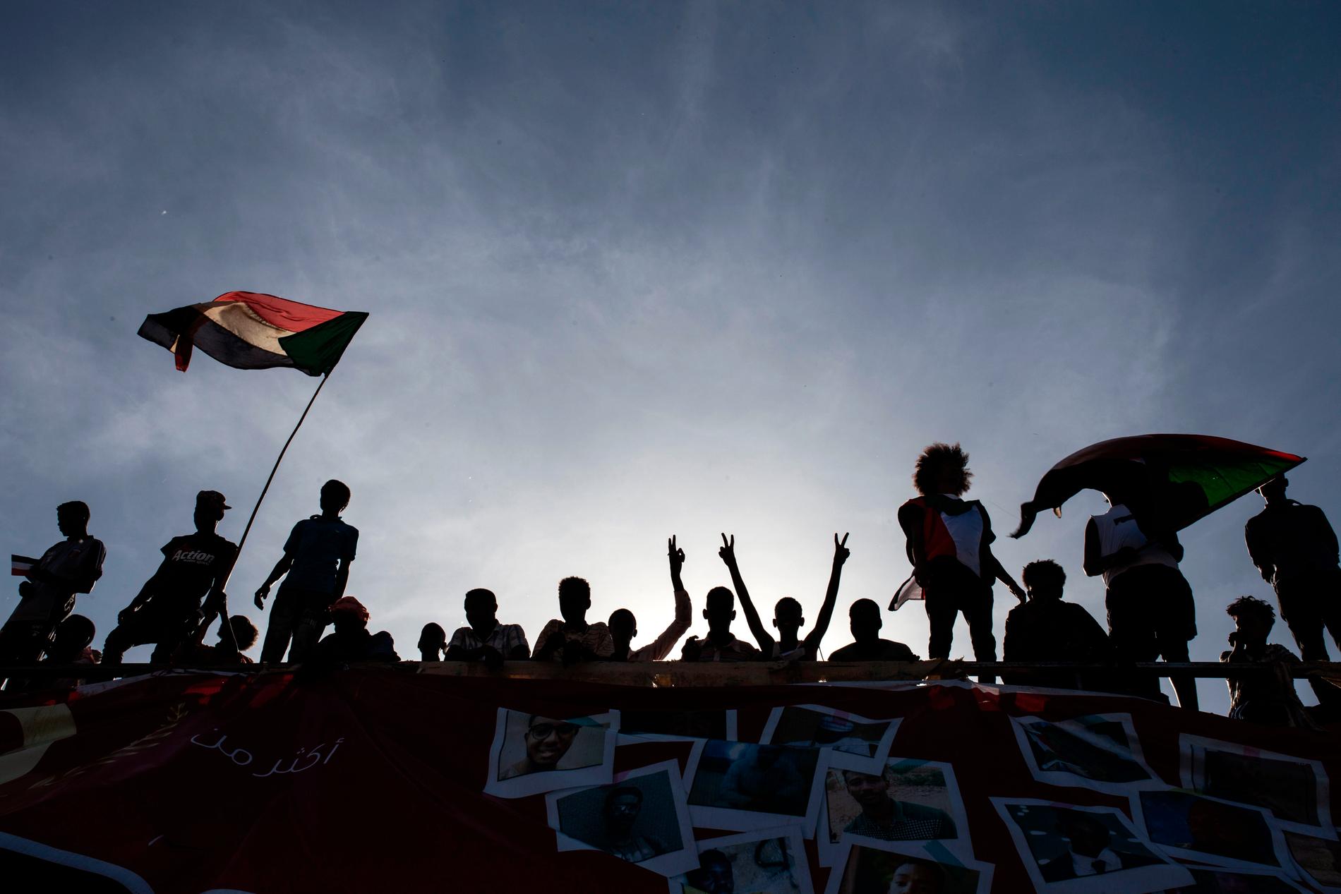 Demonstranter protesterar i närheten av militärens högkvarter i Khartum i Sudan i veckan.