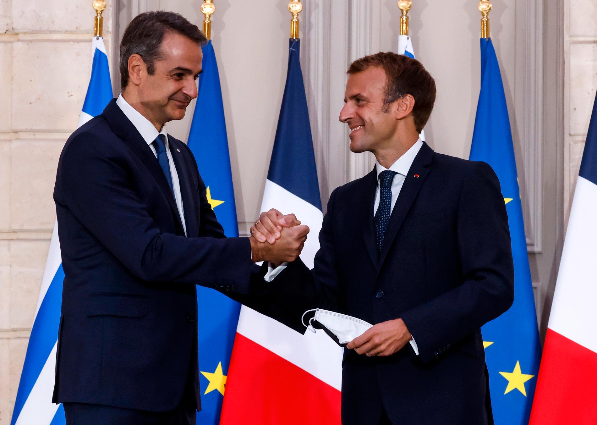 Greklands premiärminister Kyriakos Mitsotakis och Frankrikes president Emmanuel Macron efter att ha signerat kontraktet i Élyséepalatset.