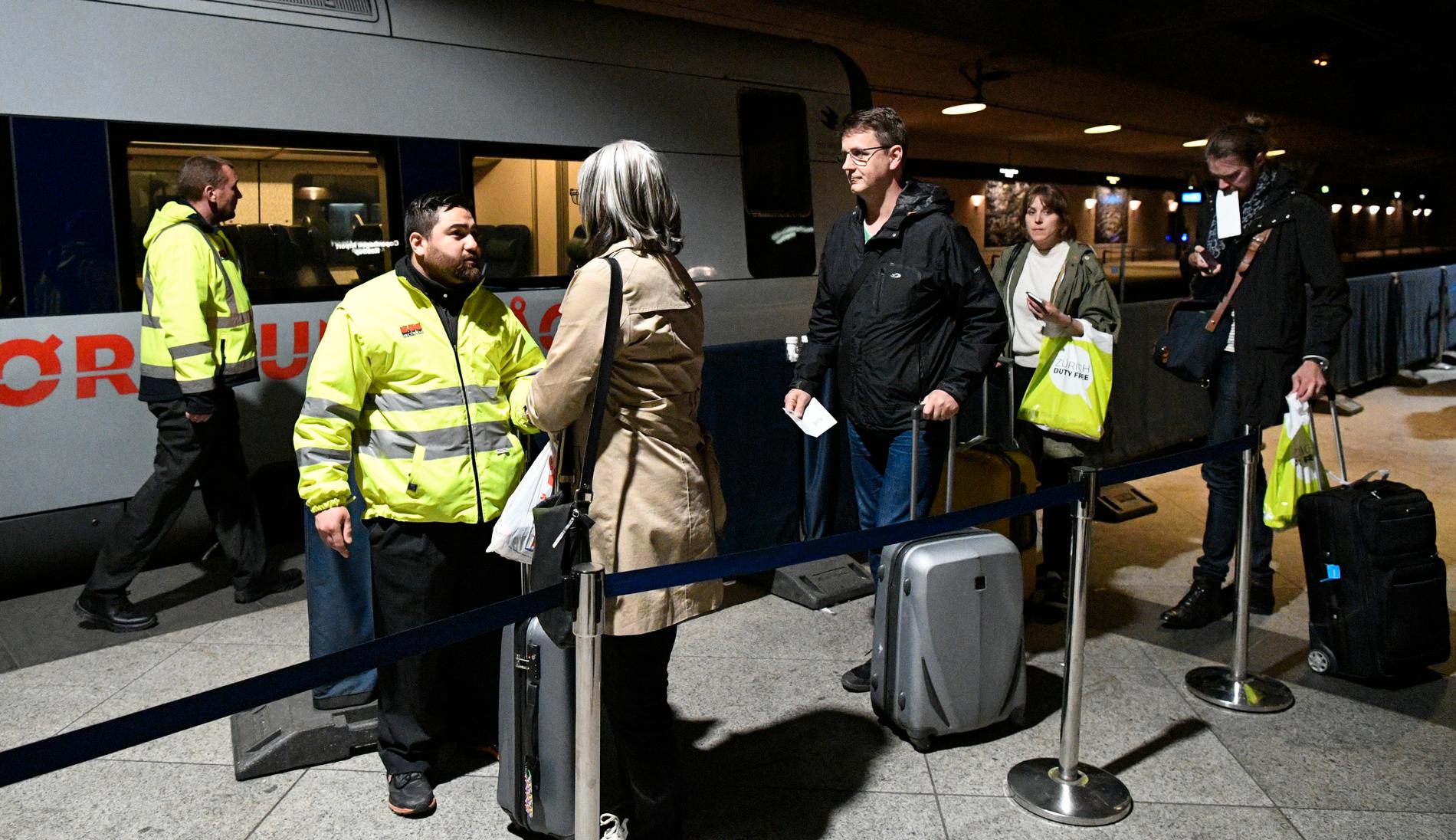 ID-kontroll av passagerare på tåget från Kastrup till Malmö, strax innan kontrollerna togs bort våren 2017. Arkivbild.