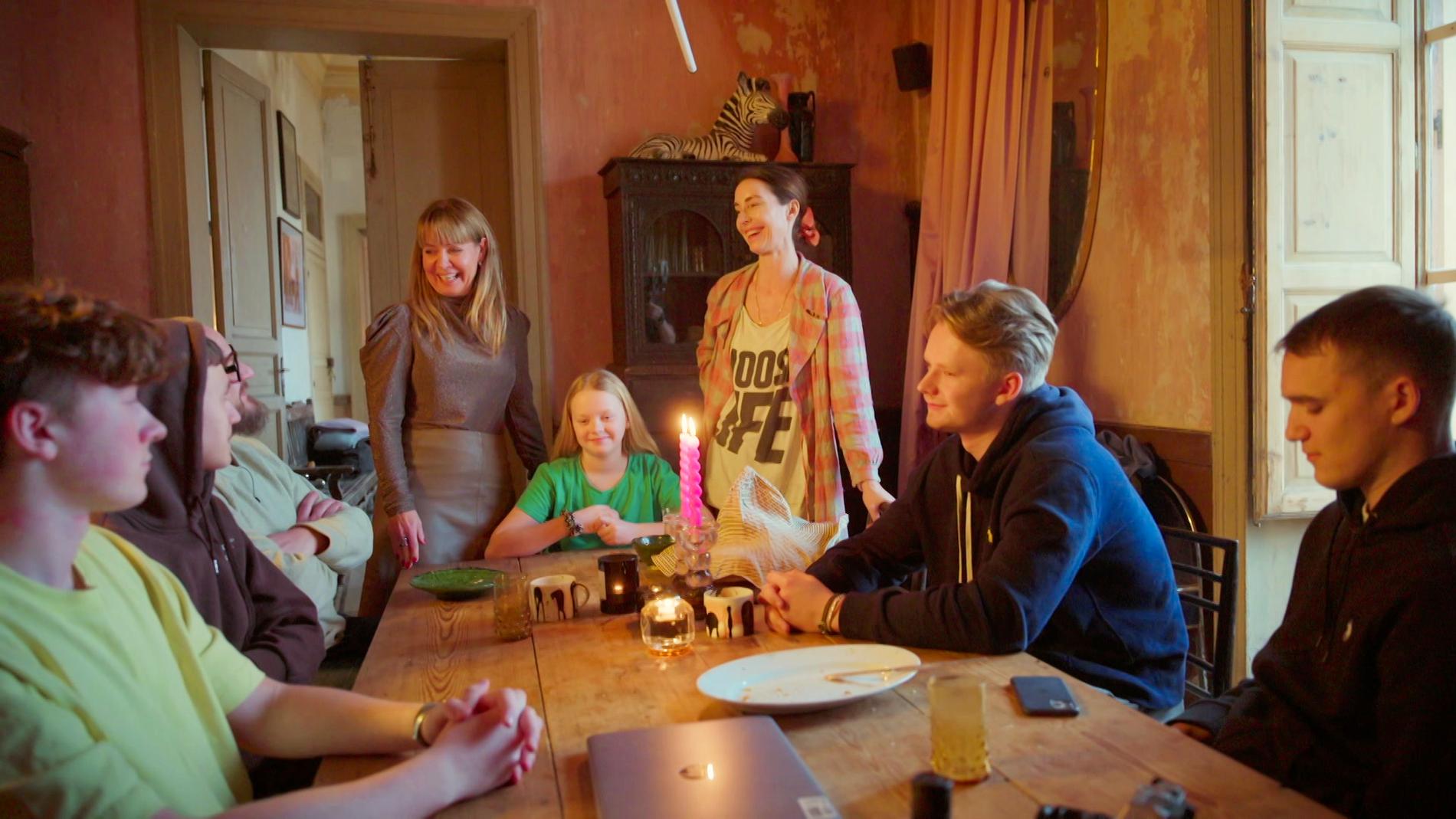 Pernilla Månsson Colt tillsammans med familjen och deras vänner i huset.