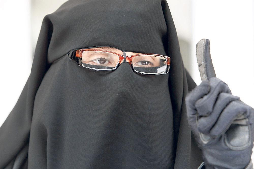 Fransk kvinna klädd i niqab.