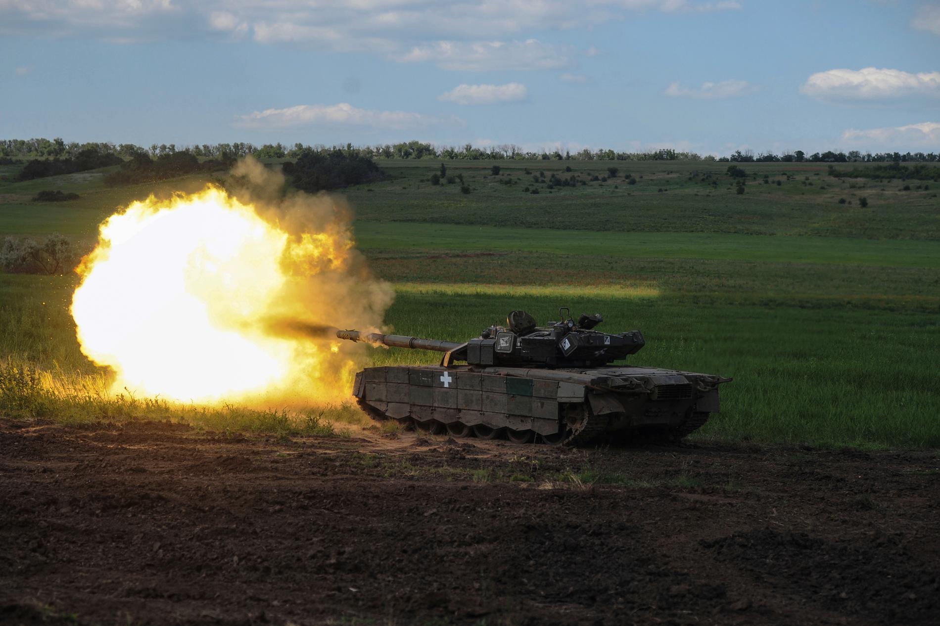 Ett ukrainskt stridsfordon öppnar eld i närheten av Bachmut. Nu kommer även rapporter om att Ukrainas motoffensiv har inletts i Zaporizjzja-regionen.