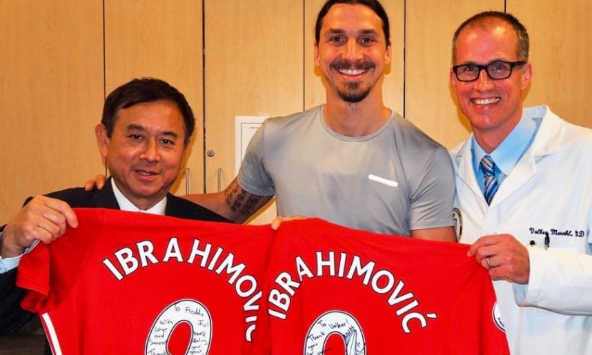 Zlatans läkare (Freddie Fu till vänster och Volker Musahl till höger) fick signerade tröjor.