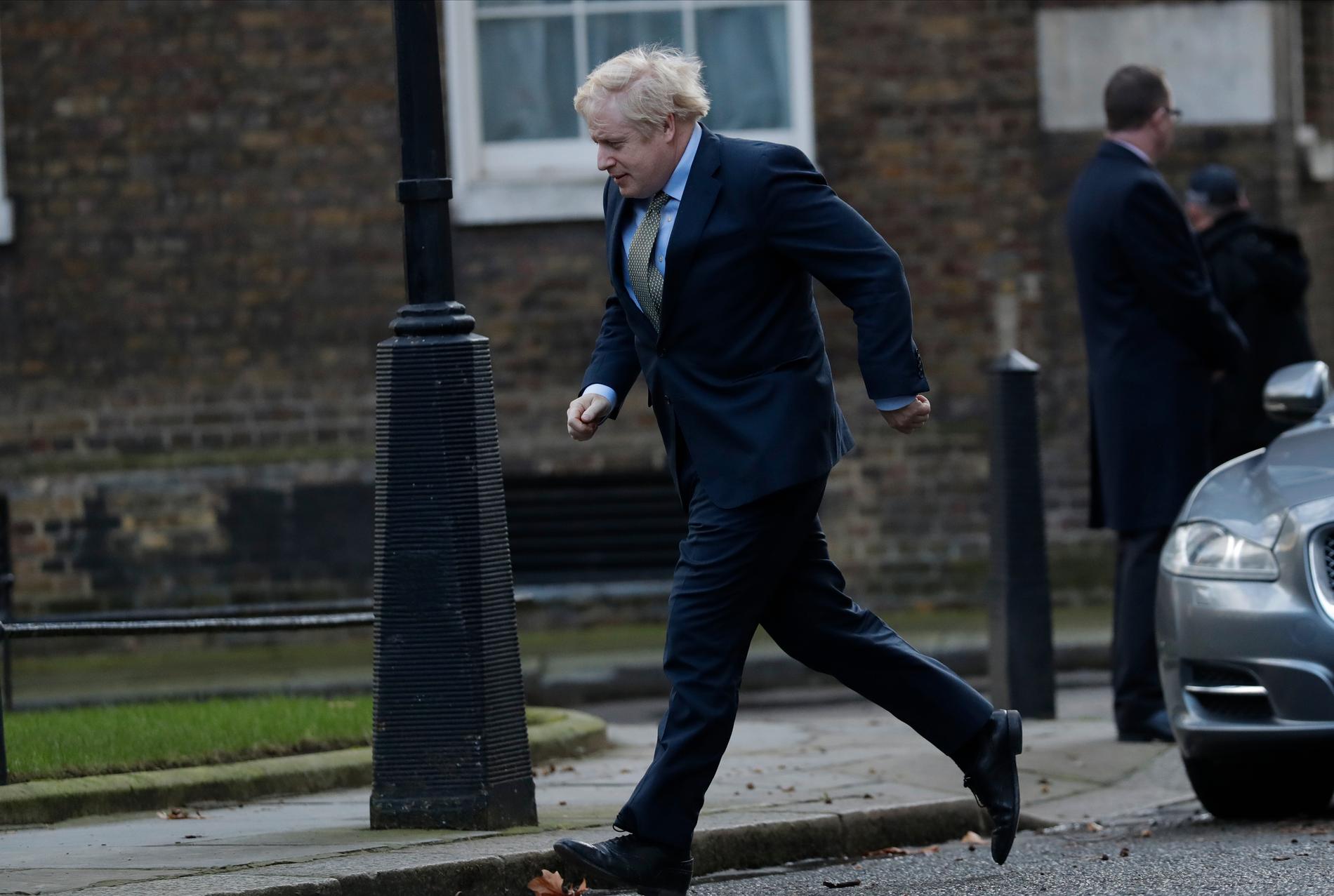 Premiärminister Boris Johnson återvänder till 10 Downing street efter ett möte med drottning Elizabeth på Buckingham Palace.