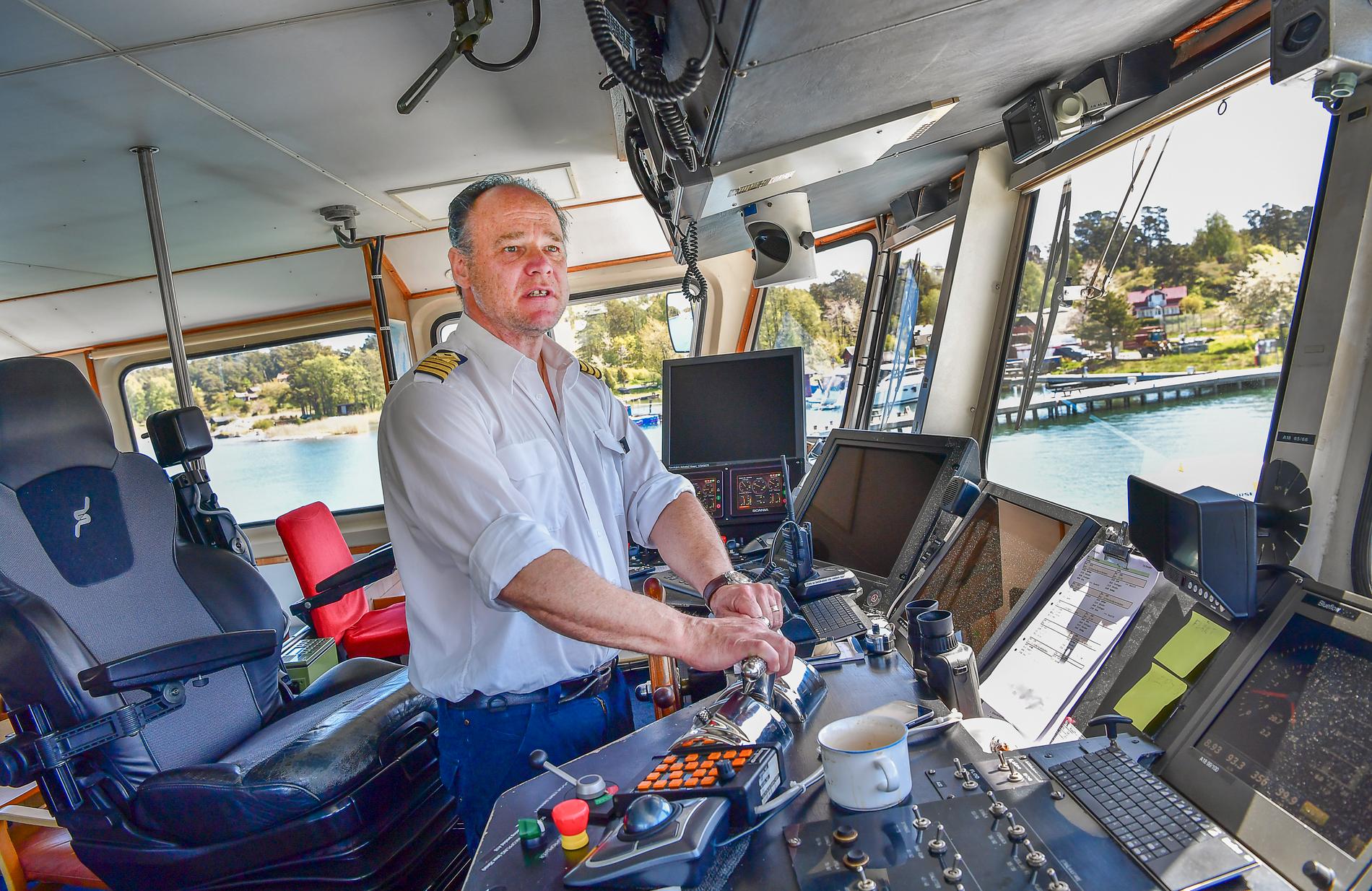 Sjökapten Ulrich Lowet på båten Silverpilen som går mellan Årsta havsbad utanför Stockholm och Utö.
