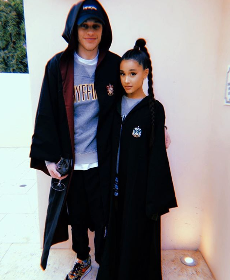 Ariana Grande och Pete Davidson, iklädda Harry Potter-inspirerade kostymer. 