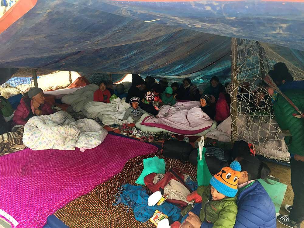Den lokala skolan i området har flyttat undervisningen till ett provisoriskt tält, av rädsla för nya skalv.
