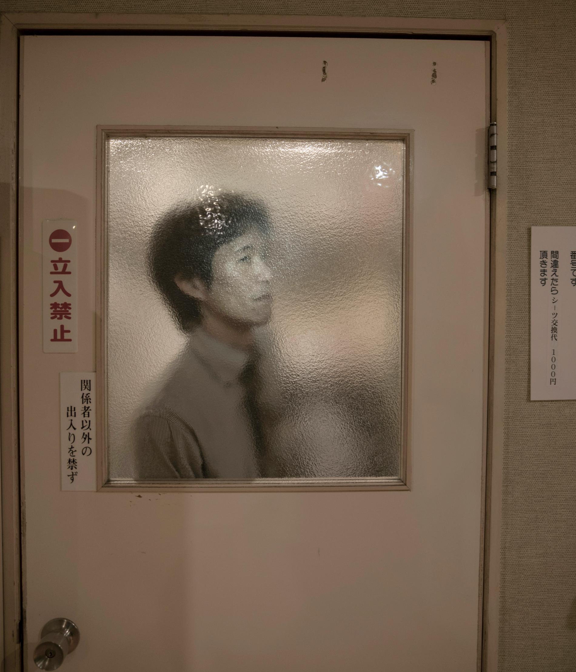 Bildreportage utland, 3-e pris: Hotellets manager Hirokazu Fukushima lyssnar genom dörren till sitt kontor.