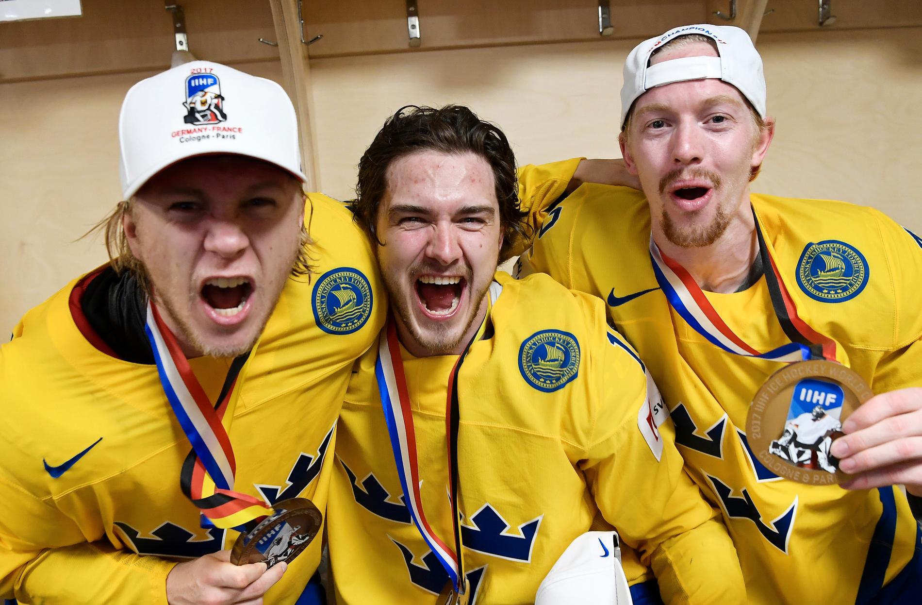 Dennis Everberg (i mitten) firar VM-guld 2017.