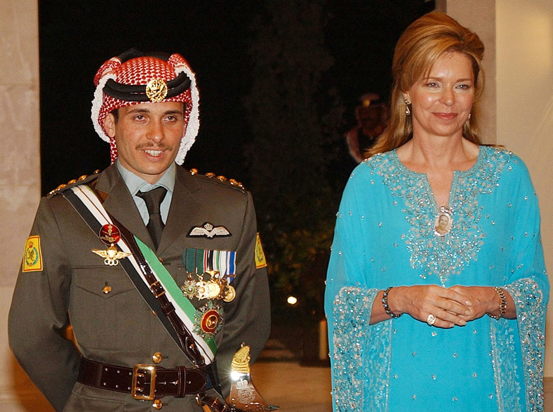 Prins Hamza tillsammans med sin mamma, drottning Noor, på ett bröllop i Amman 2004. Samma år fråntogs Hamza sin titel som Jordaniens kronprins, vilket sådde split inom kungafamiljen.