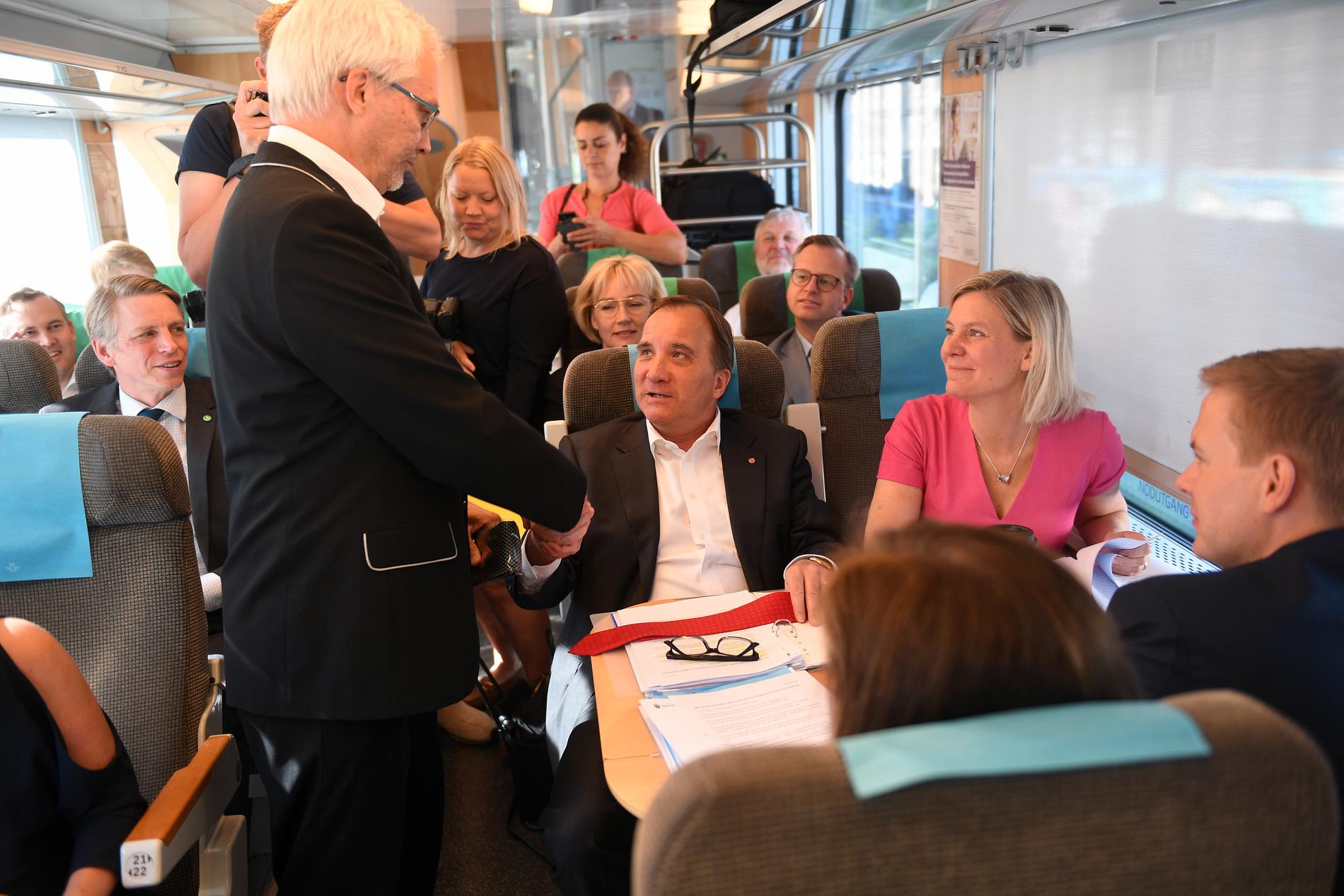 Stefan Löfven på tåget mot Uppsala på torsdagsmorgonen.