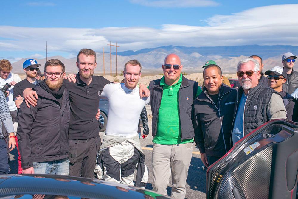 idel glada miner i Nevada. Testföraren Niklas Lilja och Christian von Koenigsegg i mitten. Nytt världsrekord.