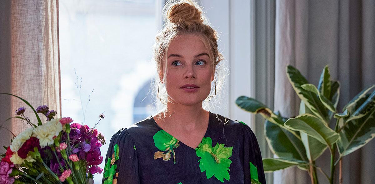 Ida Engvoll som Sofie i ”Kärlek & anarki” – andra säsongen finns nu på Netflix.