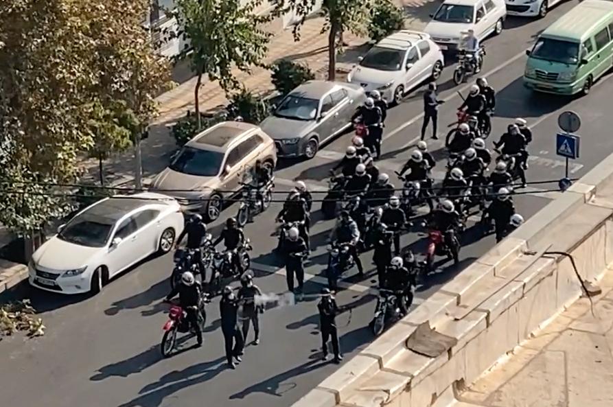 Iransk polis på plats vid en av dagens protester i Teheran. 