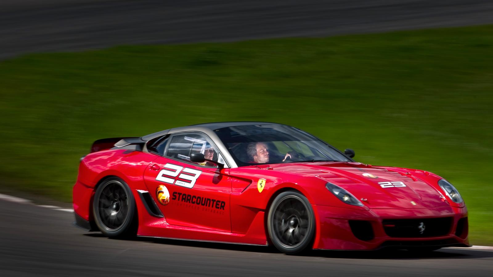 Ferrari 599 XX  Vår egen Robert Collin fick köra den förra året. I priset ingår att få köra sin bil på sju olika racerbanor runt om i världen tillsammans med instruktörer. Motor: V12. 720 hk. Acceleration: 0-100 km/tim på 3 s. Toppfart: 315 km/tim. Pris: 16 miljoner kronor. Foto: ANDREAS HILLERGREN